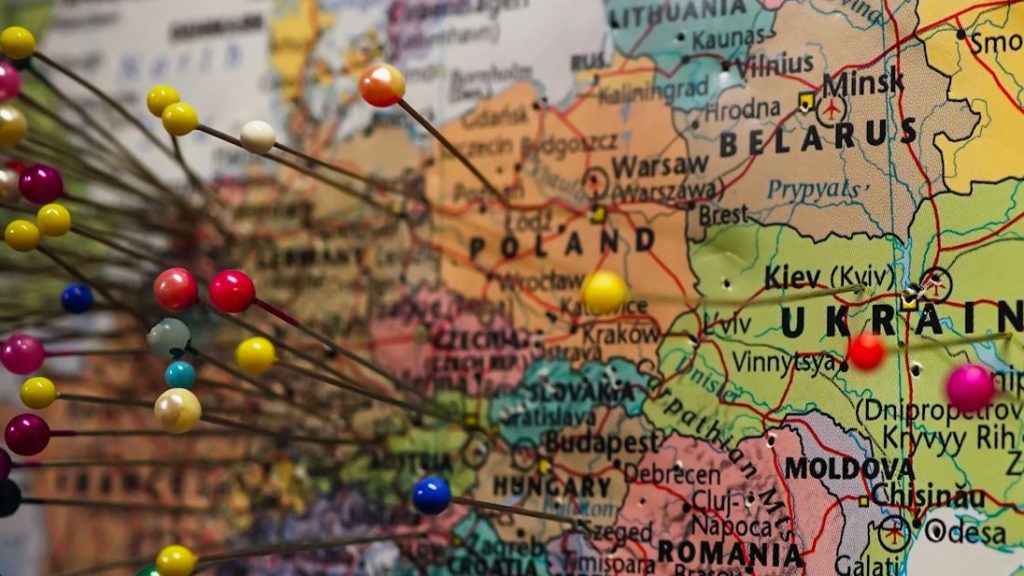 mapa Polski i Europy z pineskami skalowanego biznesu