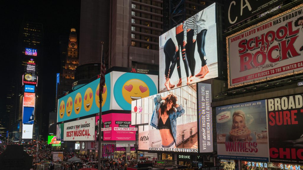 Times square którego nie ma w Krakowie więc dla skutecznej reklamy lepiej zastosować google ads Kraków