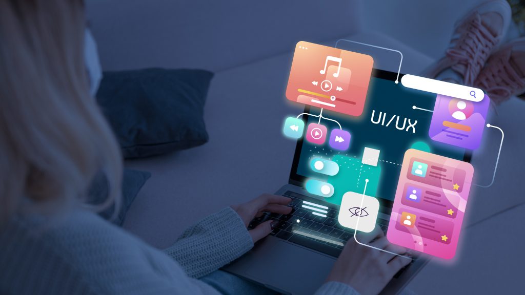 Osoba projektująca interfejs UX/UI na laptopie w trakcie budowy sklepu internetowego, opracowująca strukturę i doświadczenie użytkownika.